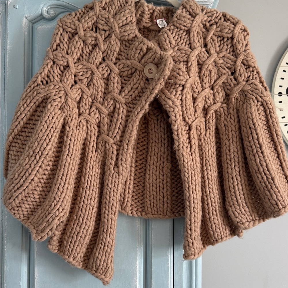 Echo Chunky Knit Cape in Tan
